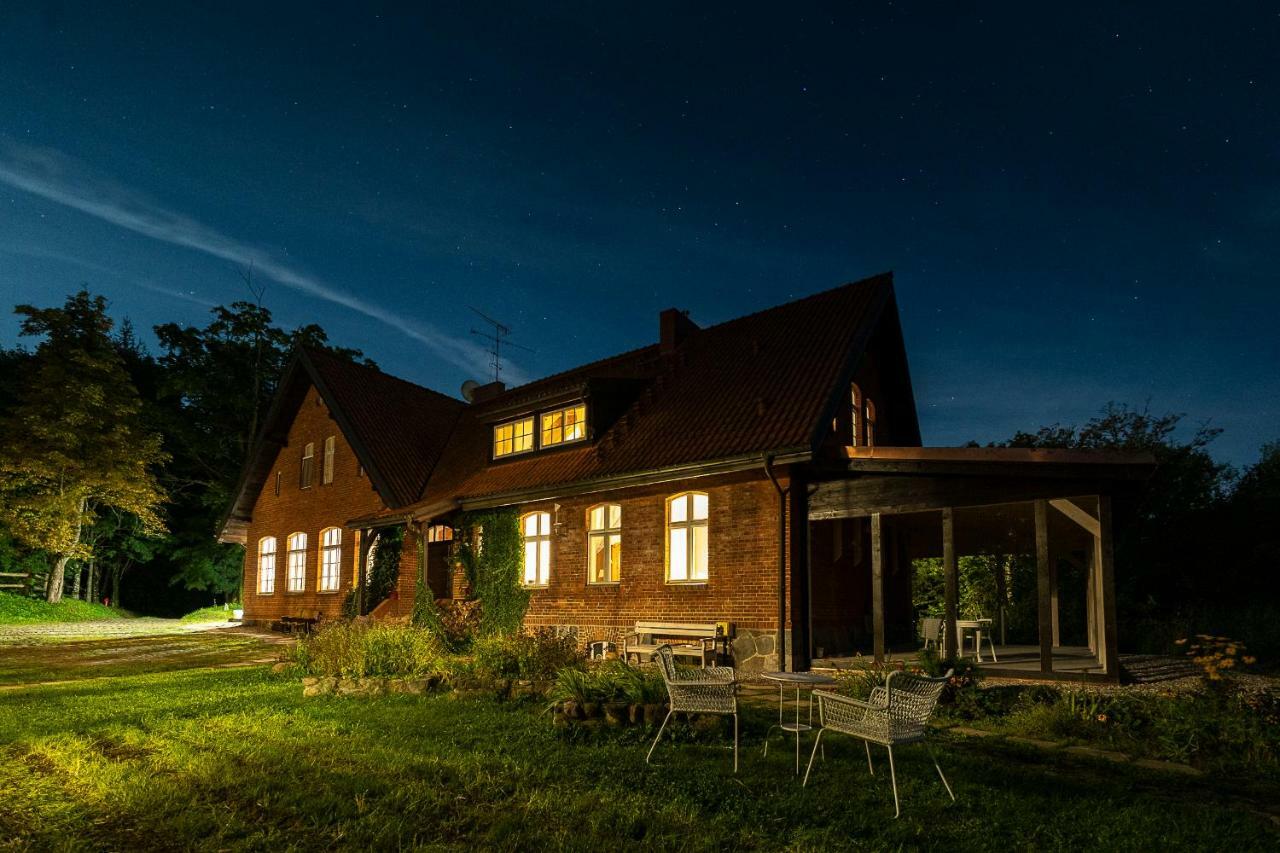 Dom Goscinny Stara Szkola Wysoka Wies Luaran gambar